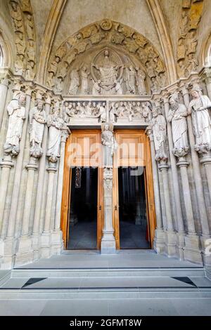 Il portale sud della Cattedrale di Notre Dame di Losanna è considerato un importante edificio gotico. Svizzera. Losanna è una città sul lago gene Foto Stock