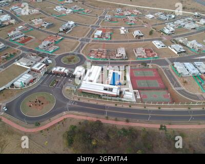 Vista aerea del quartiere Tamboré a Bauru, Brasile. Area con vista con campi da tennis, campo sportivo in un condominio chiuso. Alto standard hous Foto Stock