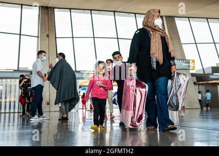 Dulles, Stati Uniti. 26 agosto 2021. I rifugiati evacuati da Kabul, Afghanistan, arrivano all'aeroporto internazionale Dulles di Dulles, Virginia, giovedì 26 agosto 2021. Secondo il Dipartimento della Difesa degli Stati Uniti, da ieri, circa 88,000 sono partiti in sicurezza dall'Afghanistan, con cinque voli che trasportano 1,200 passeggeri che atterrano all'Aeroporto Internazionale di Washington Dulles. Foto di Ken Cedeno/UPI Credit: UPI/Alamy Live News Foto Stock