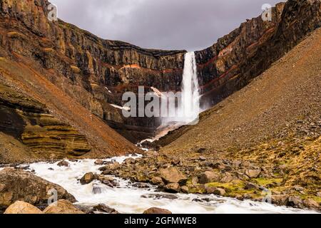 Lunga esposizione e da vicino alle spettacolari cascate Hengifoss, lago Lagarfljot, Islanda Foto Stock
