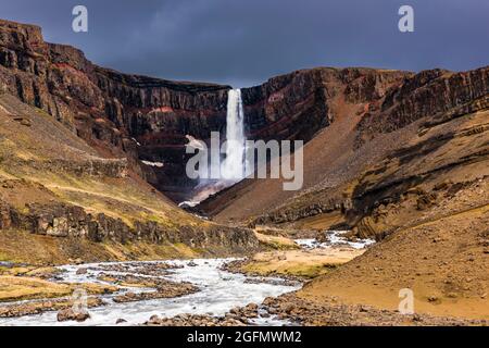 Lunga esposizione alle maestose cascate Hengifoss, lago Lagarfljot, Islanda Foto Stock