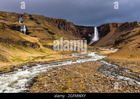 Panorama alle maestose cascate Hengifoss, lago Lagarfljot, Islanda Foto Stock