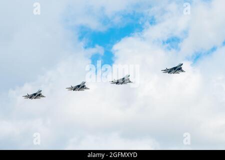 7 maggio 2021, Mosca, Russia. Combattenti polivalenti su-57 di quinta generazione russi sulla Piazza Rossa di Mosca. Foto Stock