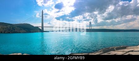 Vista panoramica del Ponte Selim del Sultano Yavuz a Istanbul e cielo nuvoloso Foto Stock