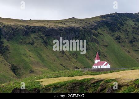 VIK i MYRDAL, ISLANDA - 18 agosto 2016: Chiesa di Vik i Myrdal. Chiesa tipica in Islanda in uno splendido scenario. Foto Stock