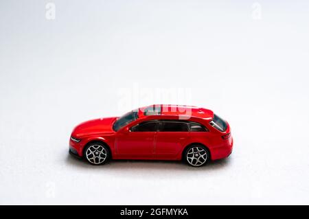 POZNAN, POLONIA - 26 agosto 2018: Una copia rossa del giocattolo di Mattel Hot Wheels della famosa auto di marca Audi isolata su uno sfondo bianco Foto Stock