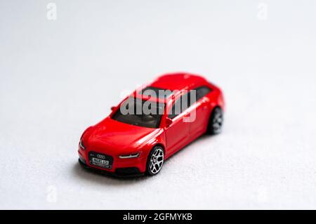 POZNAN, POLONIA - 26 agosto 2018: Una copia rossa del giocattolo di Mattel Hot Wheels della famosa auto di marca Audi isolata su uno sfondo bianco Foto Stock