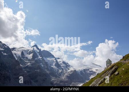 Grossglockner Hochalpenstrasse - strada alpina panoramica in Austria Foto Stock