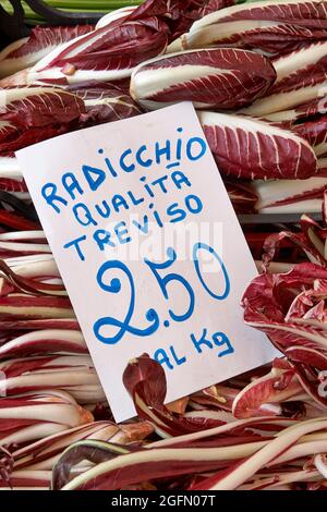 Etichetta prezzo in italiano per la foglia di verdure Radicchio in una bancarella di mercato a Treviso Foto Stock