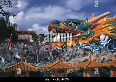 Singapore. Parco a tema storico di Haw Par Villa. Testa di scultura drago. Foto Stock