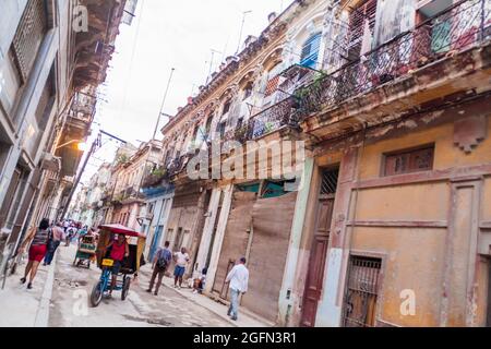 L'AVANA, CUBA - 23 FEBBRAIO 2016: Vista di una strada nella vecchia Avana Foto Stock