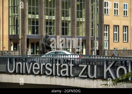COLONIA, GERMANIA - 26 luglio 2021: Primo piano del segno dell'Università di Colonia, Germania l'ingresso dell'edificio principale, statua di Albertus Magnus Foto Stock