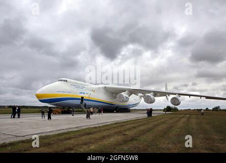 Hostomel, Ucraina. 26 agosto 2021. HOSTOMEL, UCRAINA - 26 AGOSTO 2021 - Antonov an-225 Mriya, l'aereo più pesante mai costruito, È raffigurato presso l'aerodromo di Antonov come otto uomini di sicurezza ucraini sono dovuti impostare il record per tirare l'aereo in celebrazione di 30 anni di indipendenza Ucraina e il 75 ° anniversario della società Antonov, Hostomel, Regione di Kiev, Ucraina settentrionale. Gli atleti hanno tirato l'aereo 285t per quattro metri e 30 centimetri in un minuto e 13 secondi. Credit: Ukrinform/Alamy Live News Foto Stock