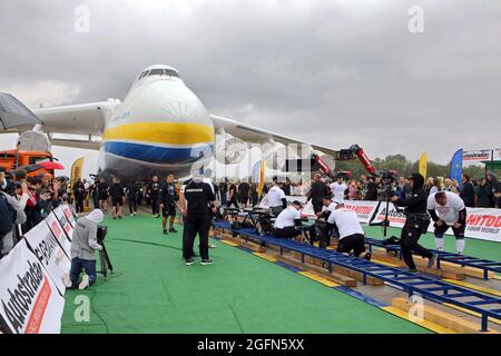 Hostomel, Ucraina. 26 agosto 2021. HOSTOMEL, UCRAINA - 26 AGOSTO 2021 - Antonov an-225 Mriya, l'aereo più pesante mai costruito, È raffigurato presso l'aerodromo di Antonov come otto uomini di sicurezza ucraini sono dovuti impostare il record per tirare l'aereo in celebrazione di 30 anni di indipendenza Ucraina e il 75 ° anniversario della società Antonov, Hostomel, Regione di Kiev, Ucraina settentrionale. Gli atleti hanno tirato l'aereo 285t per quattro metri e 30 centimetri in un minuto e 13 secondi. Credit: Ukrinform/Alamy Live News Foto Stock