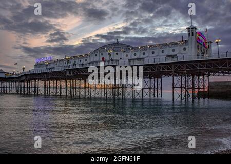 Tramonto sul molo di Brighton, Inghilterra, spiaggia del Regno Unito, Inghilterra Sumer, vacanze nel Regno Unito. Brighton Inghilterra Foto Stock