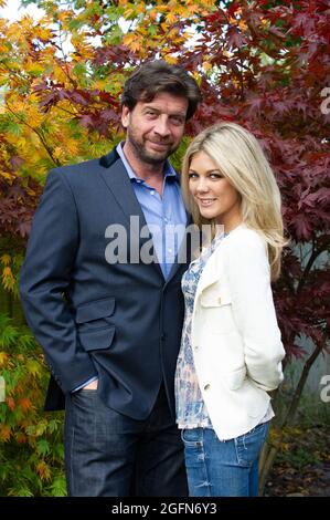 Dorney, Buckinghamshire, Regno Unito. 25 Ottobre 2013. Jessica Rose Moor e suo marito TV Presenter Nick Knowles al Palmer Arms Pub a Dorney. Credit: Maureen McLean/Alamy Foto Stock