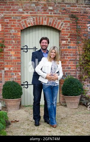 Dorney, Buckinghamshire, Regno Unito. 25 Ottobre 2013. Jessica Rose Moor e suo marito TV Presenter Nick Knowles a Dorney Court Kitchen Garden. Credit: Maureen McLean/Alamy Foto Stock