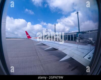 Schönefeld, Germania - 11 agosto 2021 - Vista dalla finestra del velivolo al campo d'aviazione dell'aeroporto di Berlino Brandeburgo Foto Stock