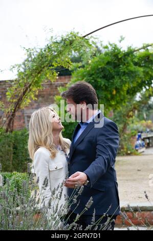 Dorney, Buckinghamshire, Regno Unito. 25 Ottobre 2013. Jessica Rose Moor e suo marito TV Presenter Nick Knowles a Dorney Court Kitchen Garden. Credit: Maureen McLean/Alamy Foto Stock