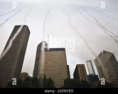 Riflessione creativa dei grattacieli in un'installazione a specchio con triglie d'acqua in una giornata piovosa a Chicago Foto Stock