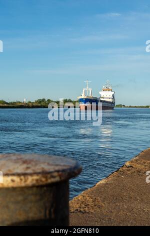 SOLI, ROMANIA - 19 maggio 2017: Un colpo verticale di una nave che arriva a riva nel porto di Sulina, Romania Foto Stock