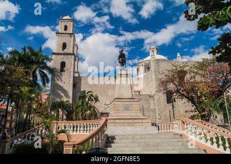 Monumento al generale Manuel Cepeda Peraza e alla chiesa di Iglesia de Jesus a Merida, Messico Foto Stock