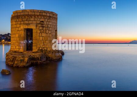 FRANCIA, ALPES-MARITIMES (06) CAP D'ANTIBES AL TRAMONTO, ONDES BEACH E LA SUA TORRE GENOVESE Foto Stock