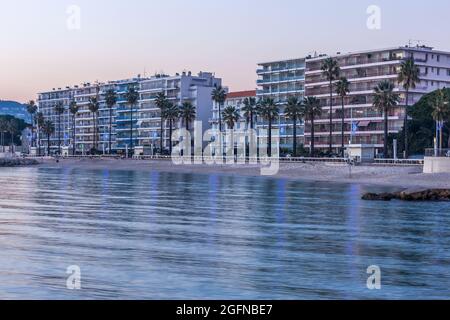 FRANCIA, ALPES-MARITMES (06) JUAN-LES-PINS O JUAN È UN QUARTIERE E RESORT DI ANTIBES, NELLE ALPI MARITTIME IN FRANCIA. SI TROVA A SUD DI TH Foto Stock