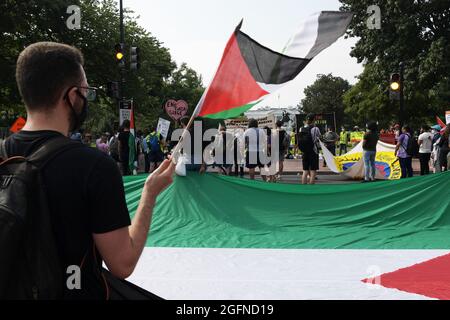 Washington, Stati Uniti. 26 agosto 2021. Dimostratore del movimento giovanile palestinese tiene un raduno sulla Palestina libera a Lafayette Park prima di un incontro tra il presidente degli Stati Uniti Joe Biden e il primo ministro israeliano Naftali Bennett oggi il 26 agosto 2021 a HVC/Capitol Hill a Washington DC, USA. (Foto di Lenin Nolly/Sipa USA) Credit: Sipa USA/Alamy Live News Foto Stock