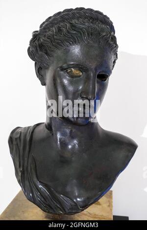 Busto di bronzo di Berenice / Artemis (la dea greca della caccia, il deserto, animali selvatici, la Luna, e castità. La dea Diana è il suo equivalente romano) Ercolano, Villa dei Papiri i secolo a.C. Foto Stock