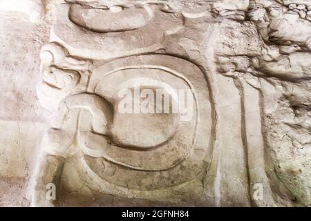 Dettaglio di una rovine presso il sito archeologico Yaxha, Guatemala Foto Stock