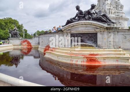 Londra, Regno Unito. 26 agosto 2021. Gli attivisti della ribellione animale riempirono e coprirono le fontane del Victoria Memorial fuori Buckingham Palace con sangue falso, per protestare contro l'uso da parte della famiglia reale della sua vasta terra per l'agricoltura animale e la caccia. (Credit: Vuk Valcic / Alamy Live News) Foto Stock
