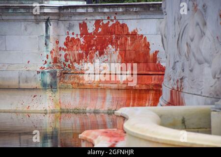 Londra, Regno Unito. 26 agosto 2021. Gli attivisti della ribellione animale riempirono e coprirono le fontane del Victoria Memorial fuori Buckingham Palace con sangue falso, per protestare contro l'uso da parte della famiglia reale della sua vasta terra per l'agricoltura animale e la caccia. (Credit: Vuk Valcic / Alamy Live News) Foto Stock