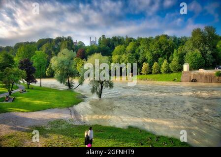 DE - BAVIERA: Chiesa della Santa Croce sul Kalvarienberg e il fiume Isar a Bad Toelz (HDR-Fotografia) Foto Stock