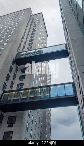 Un'immagine architettonica a basso angolo dell'edificio Shell Foto Stock
