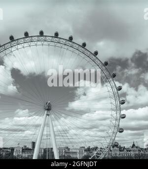 Una visione del London Eye da una prospettiva diversa a Londra, Regno Unito. Foto Stock