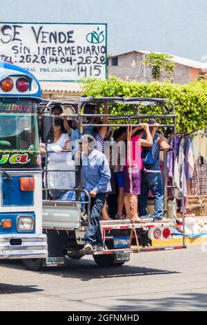 JUAYUA, EL SALVADOR - 3 APRILE 2016: Gente del posto che viaggia su un camion nel villaggio di Juayua. Foto Stock