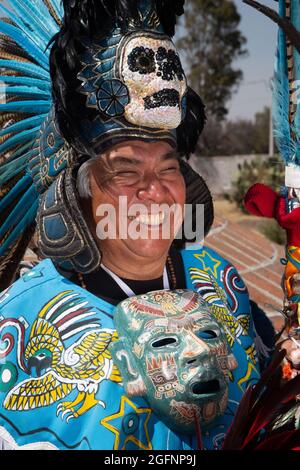 Non esclusiva: TEOTIHUACAN, MESSICO - AGOSTO 26: Un uomo si pone vestito come guerriero azteco davanti a un Temazcal come parte di una cerimonia pre-ispanica all'archeolo Foto Stock