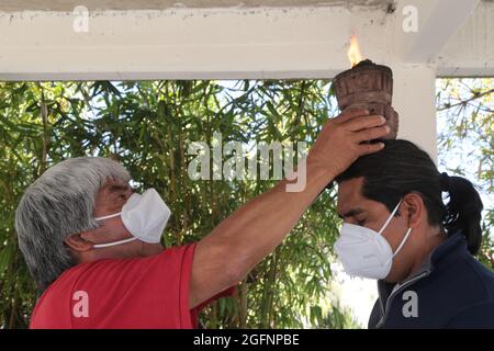 Non esclusiva: TEOTIHUACAN, MESSICO - AGOSTO 26: Un uomo esegue un rituale con (Copal) resine aromatiche vegetali prima vestito come guerriero azteco come parte Foto Stock