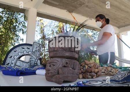 Non esclusiva: TEOTIHUACAN, MESSICO - AGOSTO 26: Un uomo benedice pezzi del suo costume pre-ispanico con (Copal) resine aromatiche vegetali prima di vestire a Foto Stock