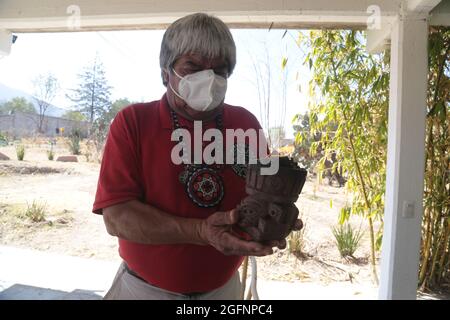 Non esclusiva: TEOTIHUACAN, MESSICO - AGOSTO 26: Un uomo esegue un rituale con (Copal) resine aromatiche vegetali prima vestito come guerriero azteco come parte Foto Stock