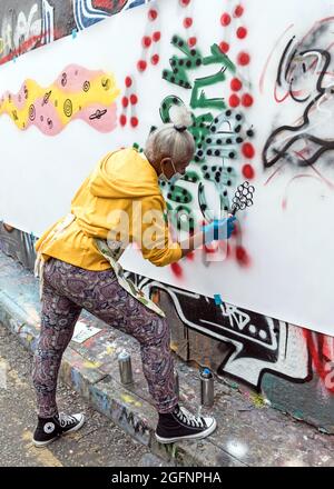 Artisti Pittura nel Waterloo Graffiti Tunnel Londra UK Foto Stock