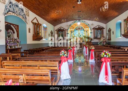 CONCEPCION DE ATACO, EL SALVADOR - 3 APRILE 2016: Interno della chiesa di Concepcion de Ataco villaggio. Foto Stock