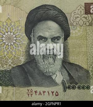 Primo piano del leader religioso iraniano Ruhollah Khomeini sulla banconota da rito Foto Stock