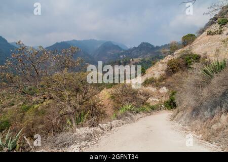 Piccola strada rurale vicino a San Sebastian, Honduras Foto Stock