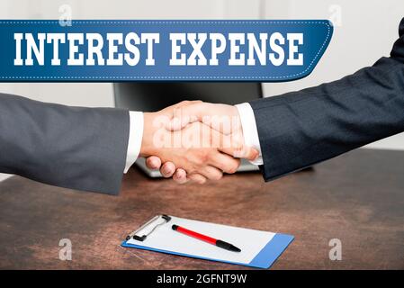 Testo che mostra la spesa di interesse inspiratorio. Business concetto costo del debito che si è verificato durante un periodo di tempo due professionale ben vestito Foto Stock