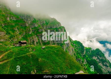 Fotografia paesaggistica della cabina di montagna Caraiman, situata nei Monti Bucegi, in Romania. La foto è stata scattata a distanza con la cresta nella parte posteriore. Foto Stock