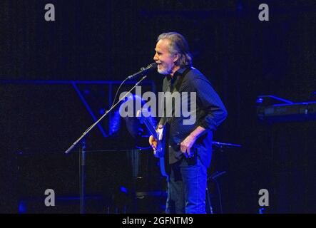 25 agosto 2021, Camden, New Jersey, USA: JACKSON BROWNE suona al BB&T Pavilion di Camden, New Jersey. BROWNE e James Taylor sono in tour insieme. Taylor si unì A BROWNE sul palco verso la fine del suo set per cantare il pretendente, tra gli altri. BROWNE ha restituito il favore alla fine del set di Taylorâ. Il figlio di Taylorâ, Henry, è in tournée con la All Star Band. (Credit Image: © Jim Z. Rider/ZUMA Press Wire) Foto Stock