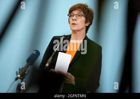 Berlino, Germania. 26 agosto 2021. Annegret Kramp-Karrenbauer (CDU), ministro federale della difesa, parla alla conferenza stampa del Ministero federale della difesa (BMVg) sulla situazione attuale in Afghanistan. L'aviazione militare ha volato tutti i soldati tedeschi, diplomatici e la polizia rimasta fuori dalla capitale afghana Kabul giovedì. Il ministro della Difesa Kramp-Karrenbauer ha detto questo a Berlino dopo il decollo dell'ultimo aereo. Credit: Kay Nietfeld/dpa-Pool/dpa/Alamy Live News Foto Stock