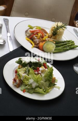 SAINT LOUIS, STATI UNITI - Mar 30, 2009: Un colpo verticale di insalate su un tavolo in un ristorante di lusso in Missouri Foto Stock